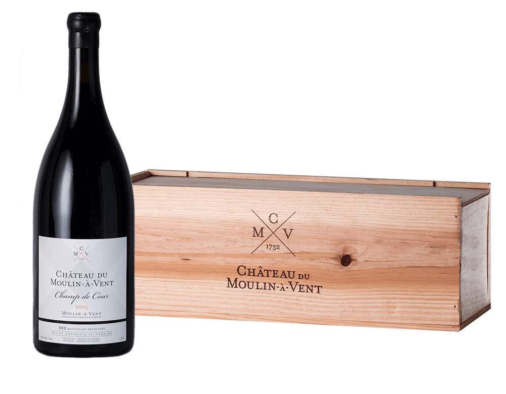 Шато дю Мулен-а-Ван Шам де Кур 2015 1.5 л в п/у (Chateau du Moulin-a-Vent Moulin-a-Vent Champ de Cour 2015 1.5л in g/b) Шато дю Мулен-а-Ван Шам де Кур 2015 1.5 л в п/у (Chateau du Moulin-a-Vent Moulin-a-Vent Champ de Cour 2015 1.5л in g/b)